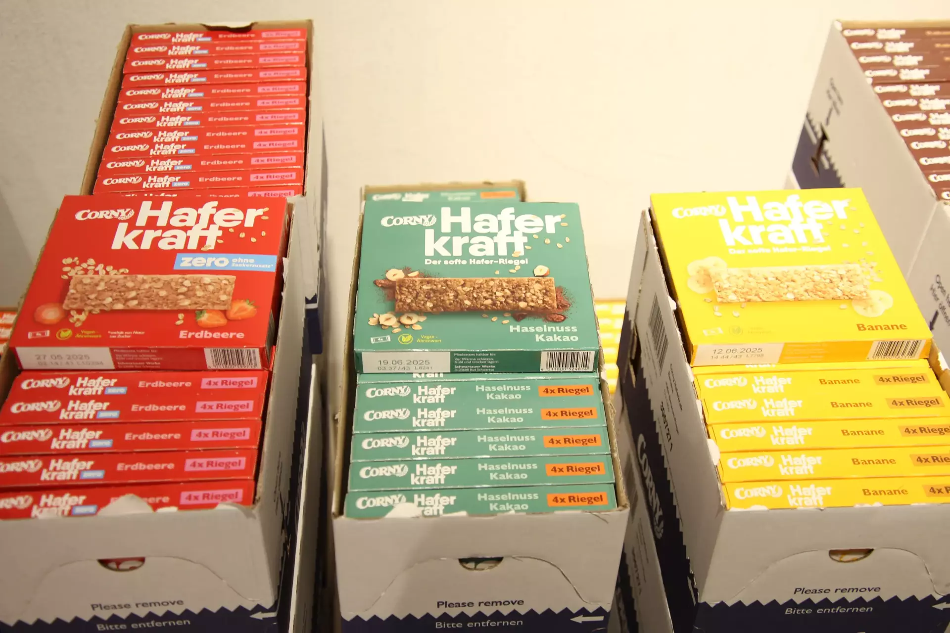 In dem Bild sieht man drei Sorten Haferkraft zero, einmal Erdbeere, Haselnuss Kakao und Banane.