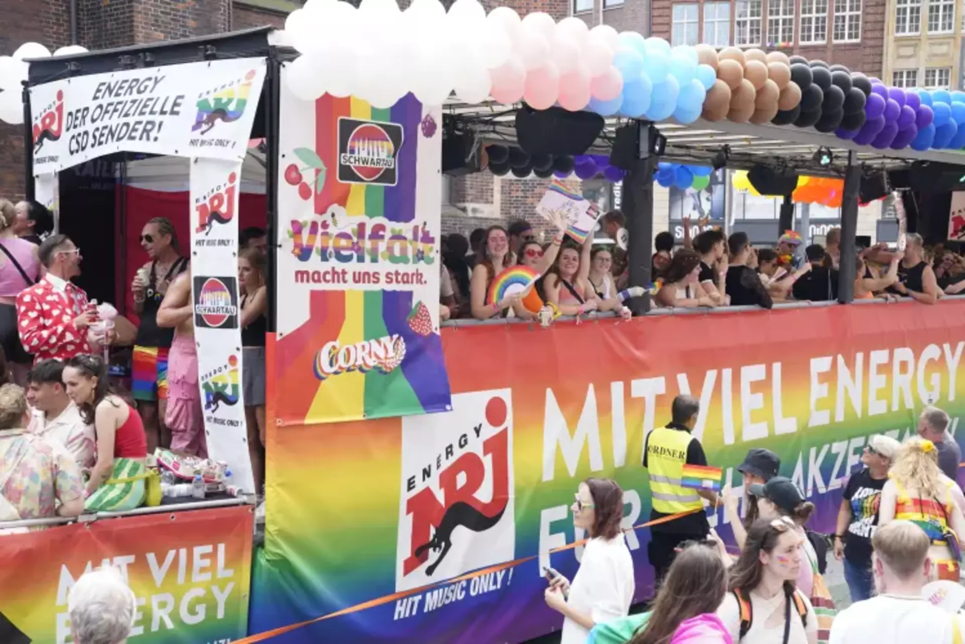 Großes Banner mit dem Spruch "Vielfalt macht uns stark" an dem CSD Truck in Hamburg