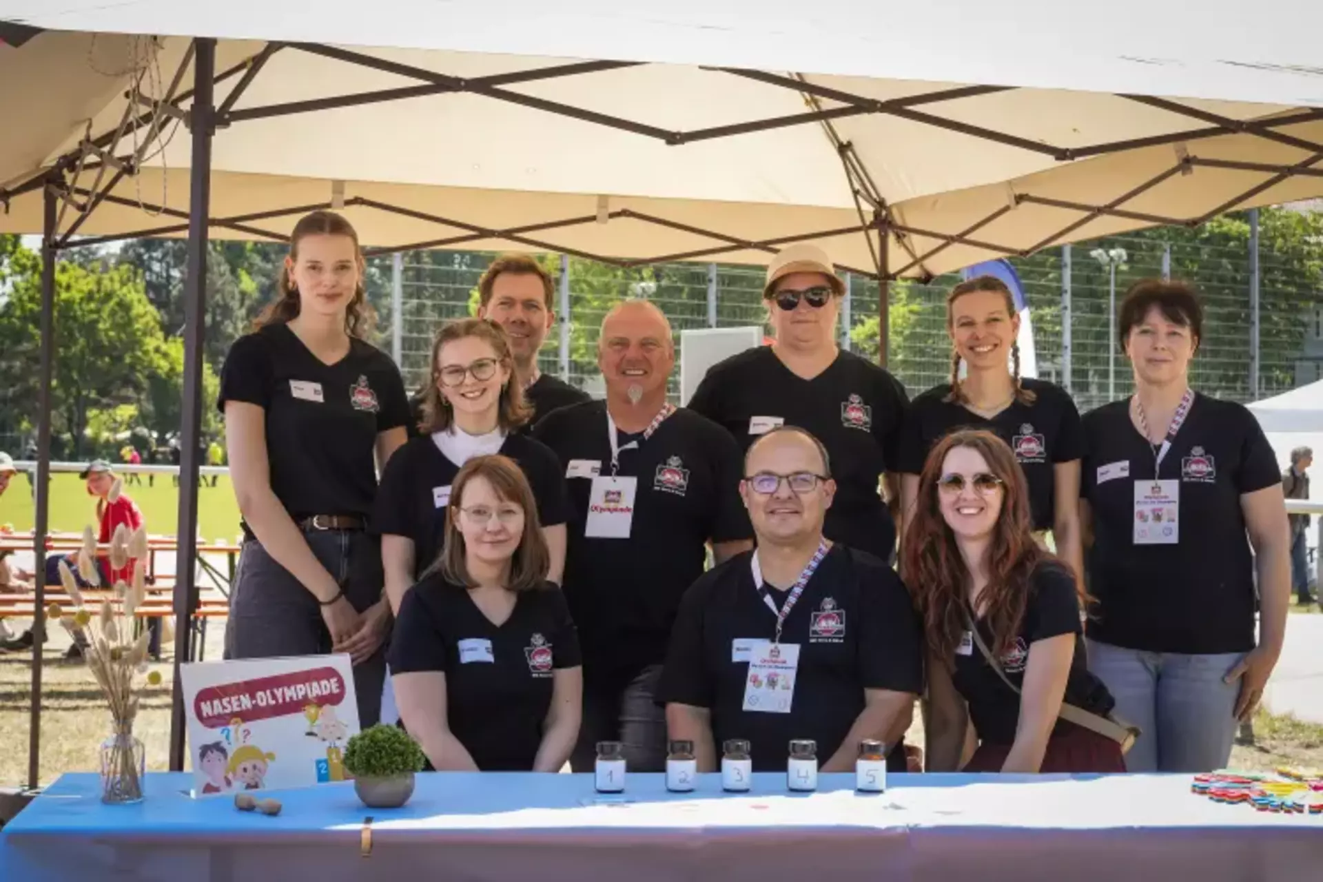 Auf dem Bild zieht man die zehn Schwartau-Kolleg*innen, die bei der Aktion beteiligt waren. Sieben Frauen und drei Männer, alle im gleichen Look mit einem schwarzen T-Shirt und einem passenden Schlüsselband.
