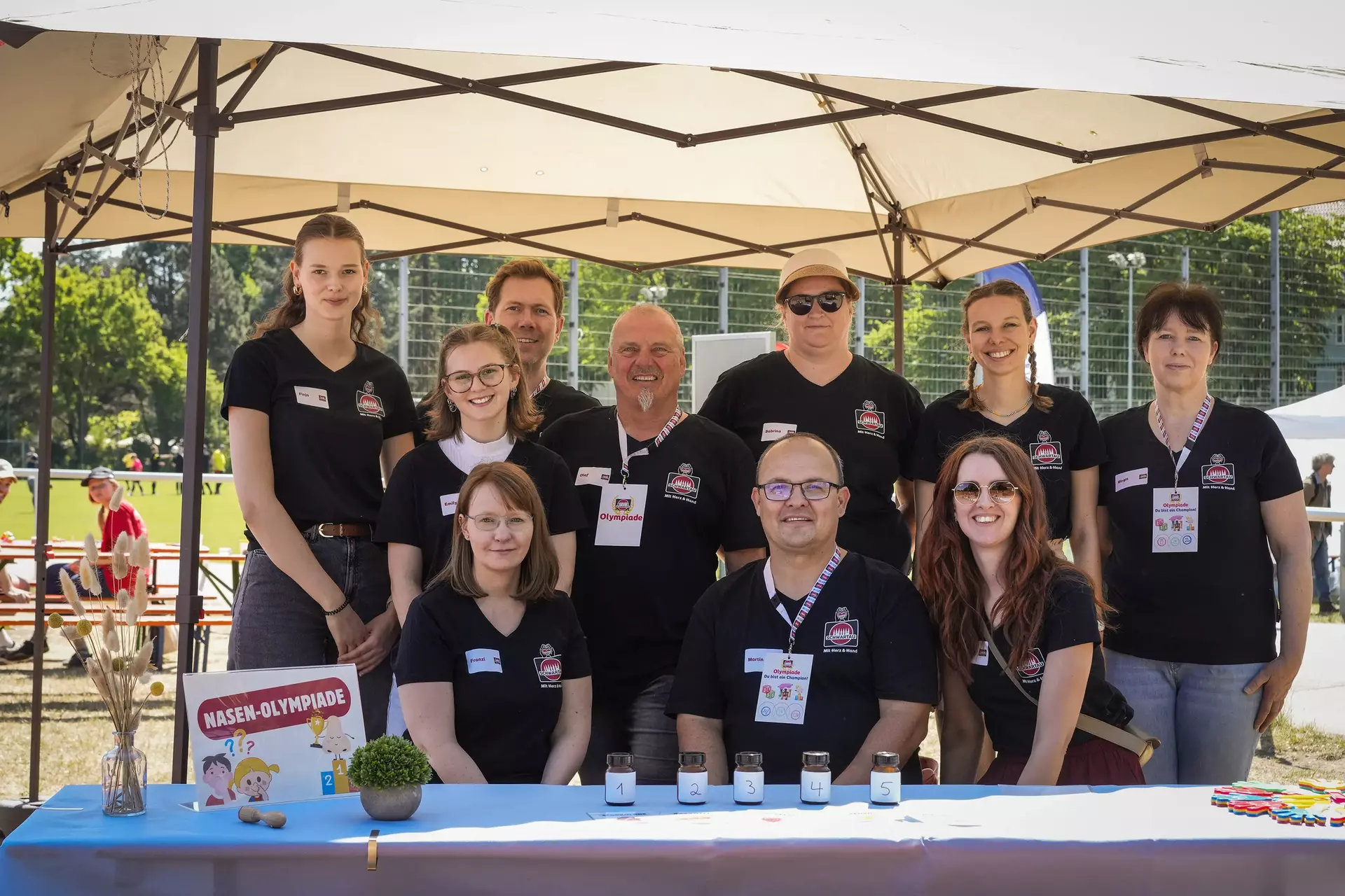 Auf dem Bild zieht man die zehn Schwartau-Kolleg*innen, die bei der Aktion beteiligt waren. Sieben Frauen und drei Männer, alle im gleichen Look mit einem schwarzen T-Shirt und einem passenden Schlüsselband.