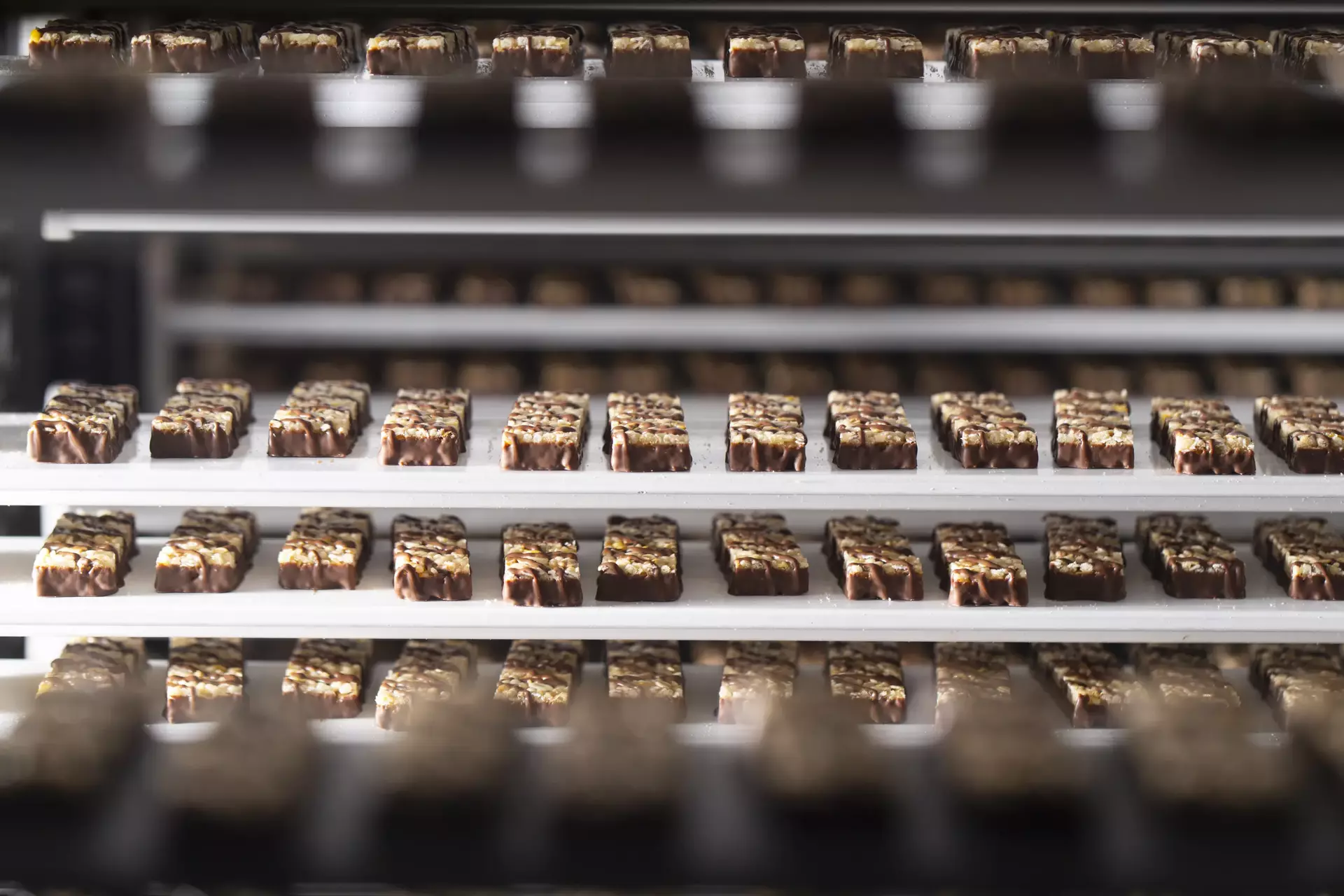 Corny Riegel fahren auf dem Gondelspeicher zur nächsten Station der Produktionsstraße