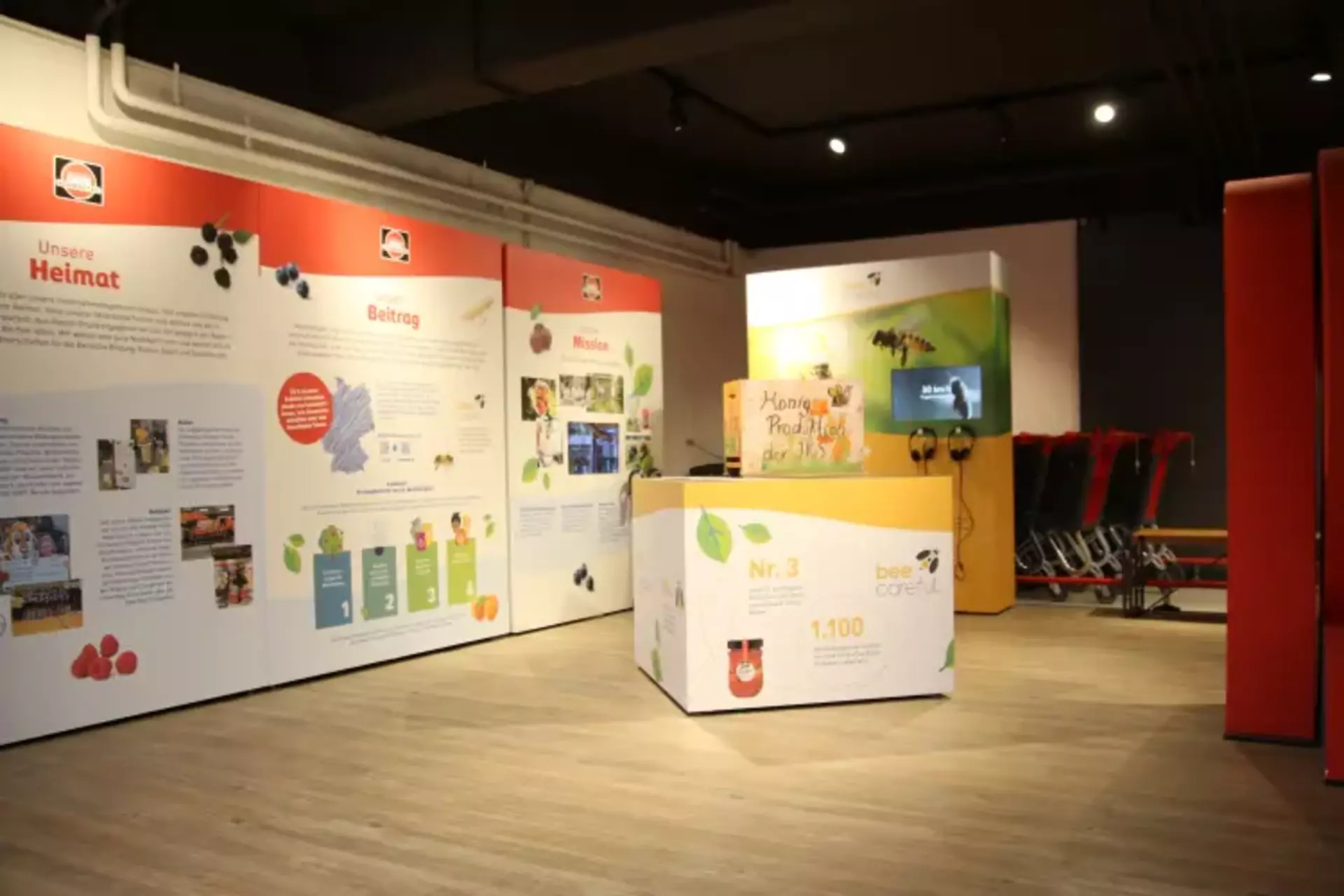 Zu erkennen ist der Infobereich des Werksverkaufes der Schwartauer Werke. Auf den Wänden und in den Vitrinen befinden sich Info- und Ausstellungsmaterial.