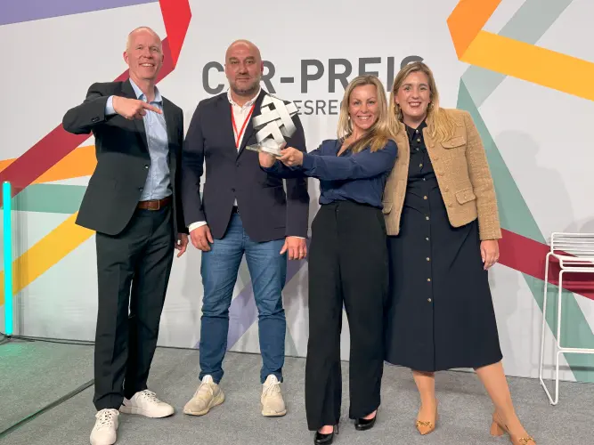 Dr. Sebastian Portius, Kai Maack, Julia Schäfer und Vanessa Krabiell mit dem CSR-Preis 2025 der Bundesregierung Deutschland bei der Preisverleihung in Berlin.
